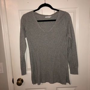 Brand new w/tags Reitmans light grey knit tunic length vneck sweater size XS